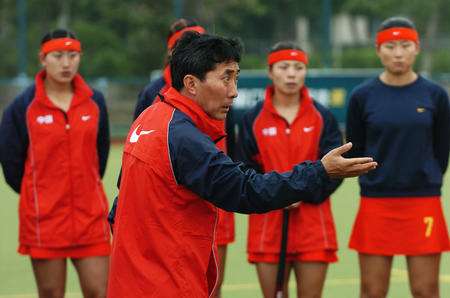 bsports官网- 索肖女足队员跨界助阵，与男足进行混合训练赛
